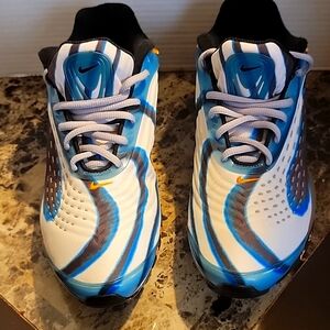 Man sneakers side 9.5 These was not used the box g********